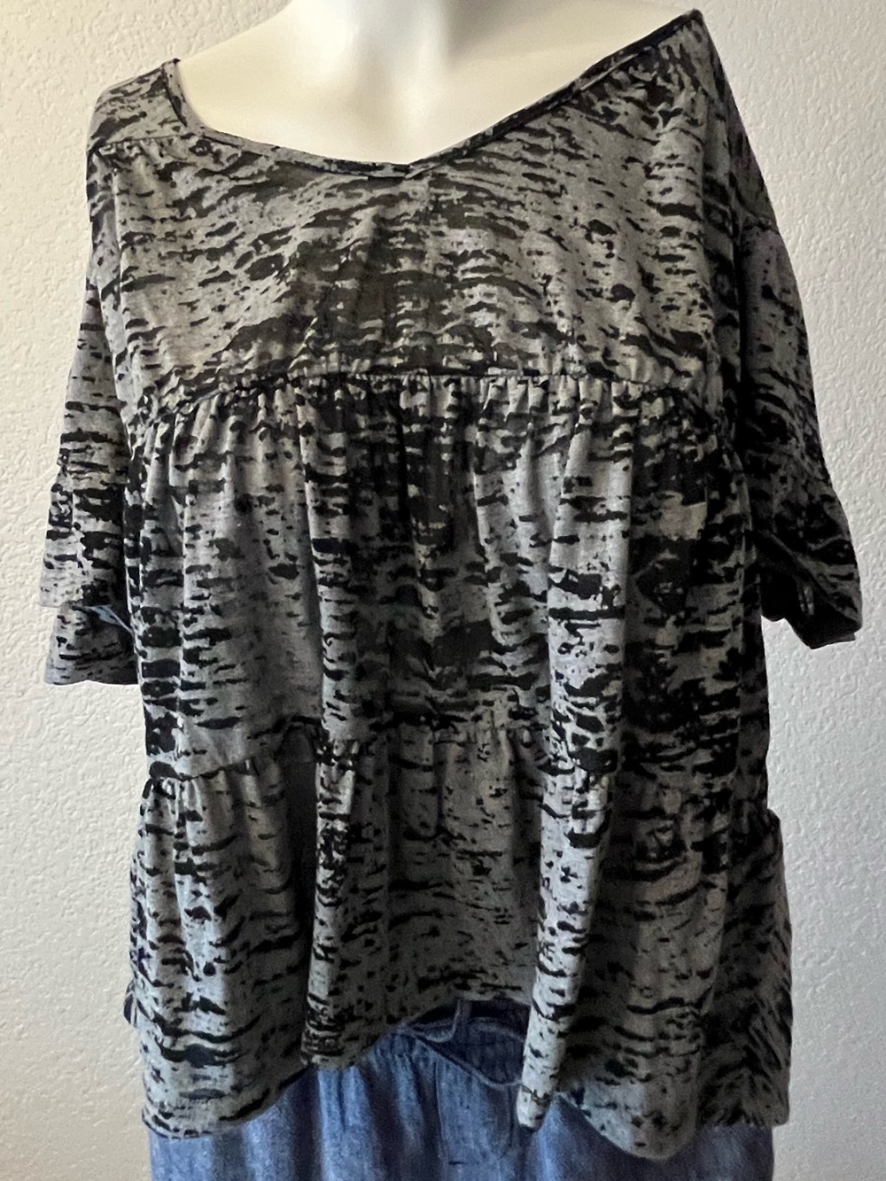 Tresics Black & Gray Tiered Scoop-Neck Tunic